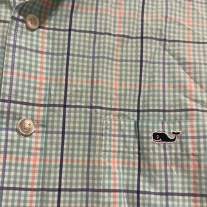 Vineyard vines casual button up. Slim fit tucker shirt. Size L.